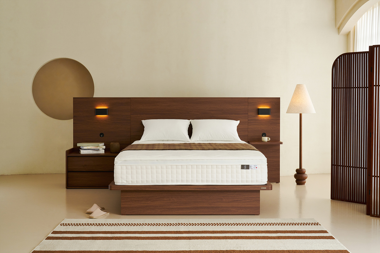 <h5>Solution</h5>
- 업계 경쟁 심화 속 차별화 위해 브랜드 주요 역량 부각하는 커뮤니케이션 전개<br />
- 다양한 기업∙마케팅 이슈 활용해 미디어 선호 앵글 개발, 커버리지 확대<br />
- ‘호텔 침대‘ 키워드 활용한 메시지 지속 전달 통해 관련 리딩 브랜드 이미지 구축<br />
- 미디어 미팅 통해 미디어 릴레이션십 구축, 업계 주요 취재원으로 인식 강화<br />