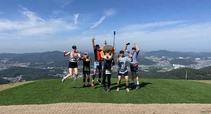 <h5>Results</h5>
- 2025 ROK Army 트레일러닝의 적극적인 홍보로 조기 모집(일반부 80초, 군인부 20초), 무사고 대회 운영(재해율 0%) 달성 및 참여자의 만족도 약 99% 달성과 함께 추후 재참여 의사 100%의 성과를 달성<br />
- 대회를 통해 육군에 대한 여론의 변화 추이 기존 대비 긍정여론 +25%▲, 부정여론 -39%▼ 달성과 함께, 오가닉 메시지 분석을 통해 (기존)스포츠 행사 → (확산)육군에 대한 감사의 이미지로 연결될 수 있게 도움<br />