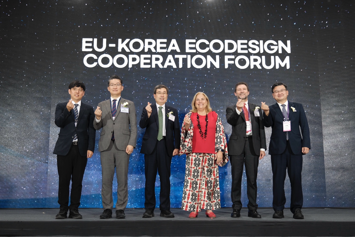 <h5>Solution</h5>
- 주요 이해관계자 대상 인지도 제고를 목표로, 사전–현장–사후 단계별 미디어 커뮤니케이션 및 핵심 타깃 언론 중심의 노출 전략 수립<br />
- 산업/경제/환경/ESG 등 관련 출입 기자 초청 프로그램 진행 및 현장 대응<br />
- 주요 일간지 협력 통해 포럼 전 단계에서 안정적인 커버리지 확보 및 도달 극대화<br />
- 현장 기록 및 온라인 확산 목적의 스케치 영상 콘텐츠 제작<br />