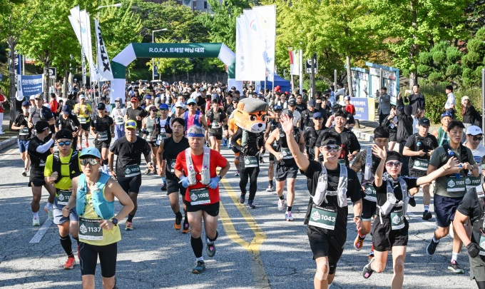 <h5>Solution</h5>
- 12.3 계엄 이후, 육군을 향한 부정 인식 개선과 ‘국민과 함께, 국민의 육군’으로 나아가기 위해 국군의 날에 맞춰 25년 첫 오프라인 행사로 ‘2025 ROK Army 트레일러닝’ 대회를 개최해 민·관·군이 하나된 소통의 장 마련 <br />
- 10월 1일 국군의 날 시의성에 맞춰 대한민국 영토를 수호하는 육군만의 특색을 살려 육군 천리행군 훈련코스를 일반인들에게 10.1마일(mile) 구간을 개방해 육군의 ‘위국헌신’의 핵심가치를 실천 할 수 있는 계기 마련<br />