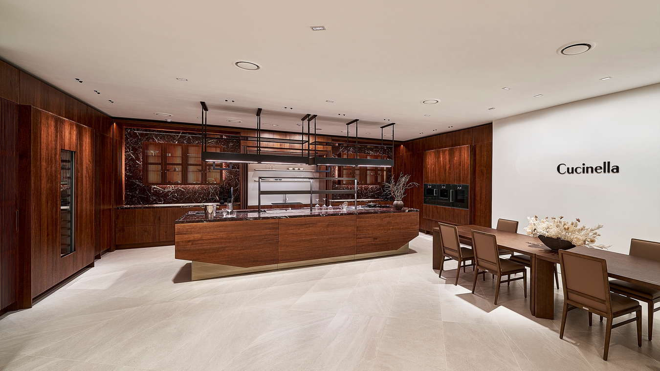 <h5>Results</h5>
- 단신 중심 커버리지에서 기획기사 및 심층 보도로 확장, 기사 질적 수준 고도화<br />
- 주요 매체 내 반복 노출을 통해 업계 핵심 정보원으로서의 미디어 신뢰도 확보<br />
- 제품 중심 보도를 넘어 라이프스타일 트렌드 및 소비자 경험 중심 기사 확산<br />
- 비즈니스 성과 및 실적 개선 요인 지속 노출로 기업 안정성 및 성장성에 대한 신뢰 강화<br />