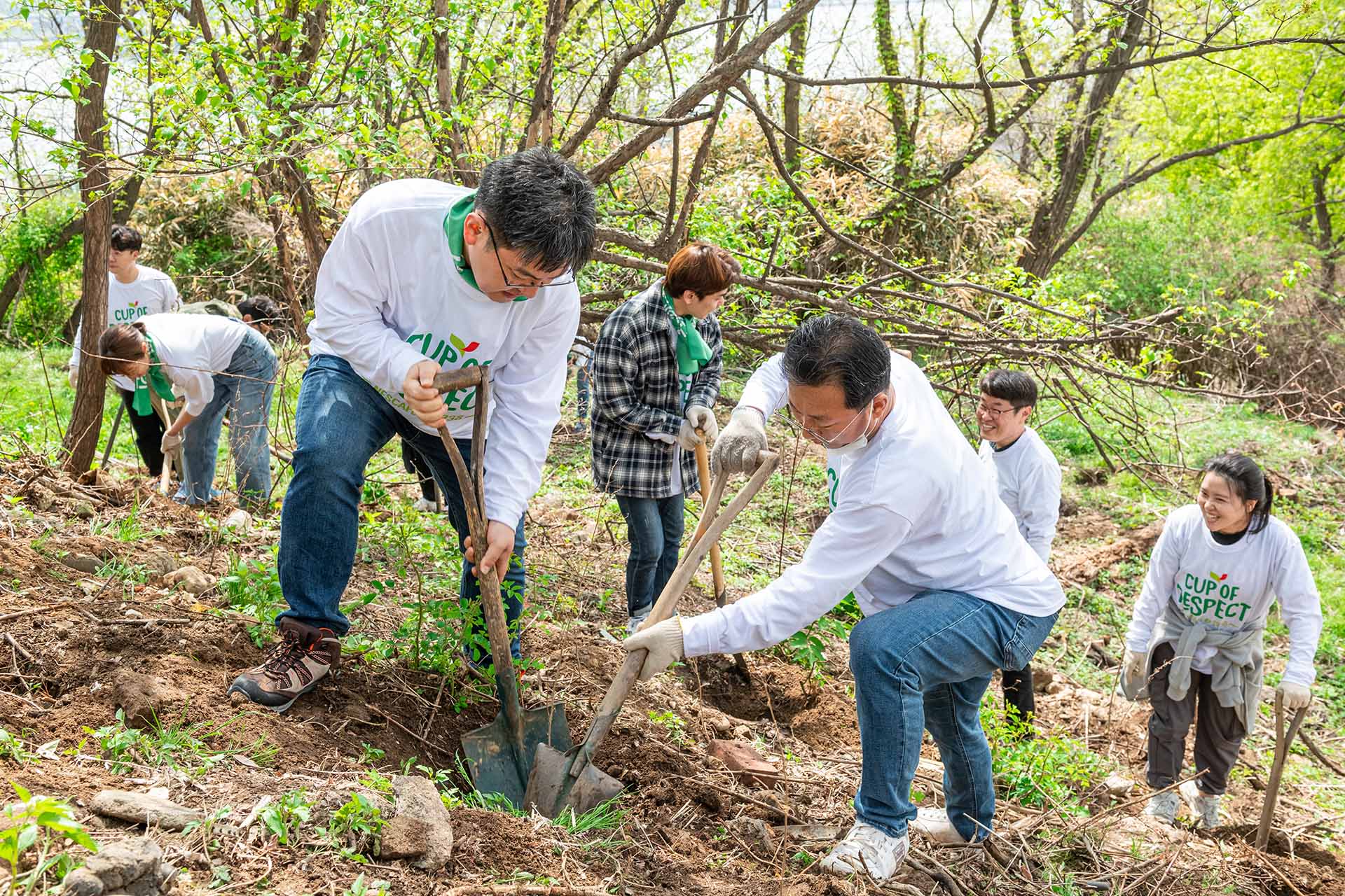 <h5>Solution</h5>
- 한국에서 네스카페의 생산과 유통을 담당하는 롯데네슬레코리아는 네스카페의 커피와 환경의 지속가능한 성장을 의미하는 ‘컵오브리스펙트(Cup of Respect)’ 캠페인의 일환으로
‘2023 임직원 나무심기’ 행사를 진행<br />
- 지구의 날(4/22)을 맞아 탄소배출량 및 미세먼지 저감을 도모하고 지구를 보호하자는 취지로, 작년에 이어 두번째 임직원 나무심기 행사 기획<br />
- 환경과 커피 원두의 연관성을 담은 보도자료 및 나무심기 현장의 생동감을 담은 포토 릴리즈를 통해 언론 홍보 활동 확대