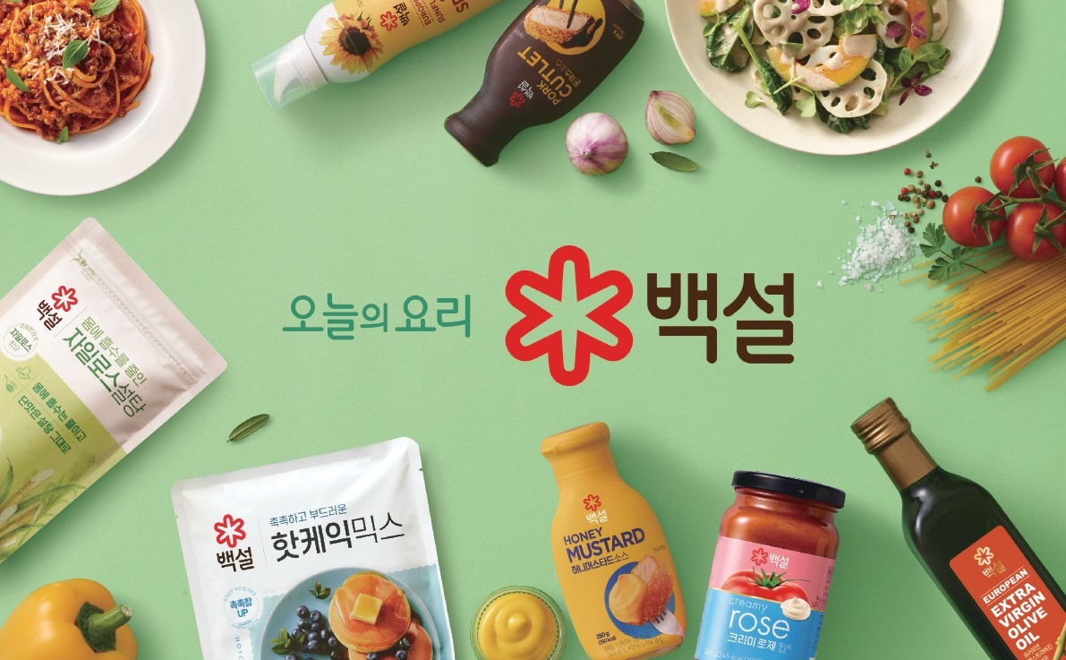  <h5>Solution</h5>
- 브랜드 리브랜딩 선포 및 브랜드필름 공개 시점에 맞춰 백설 브랜드 스토리 관련 기사 피칭<br />
- 브랜드 필름 및 BI 관련 내용 이슈화 위한 뉴미디어, 디자인 전문지 광고 진행<br />
- 영향력 높은 파워페이지 및 인플루언서와의 제휴 통해 제품 홍보 및 특장점 전달 <br />
- 제품별 타깃의 이용도가 높은 카페/커뮤니티에 체험단 진행 및 씨딩용 기획 세트 제작해 제품 체험 기회 확대
