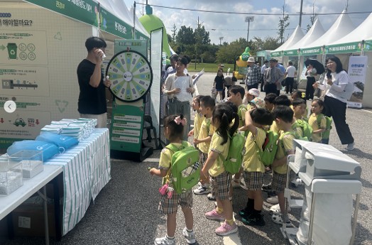 <h5>Results</h5>
- 타깃 특성을 고려한 온라인 챌린지 전개 및 온라인 광고 운영으로 챌린지 참여도 극대화<br />
- 다중이용시설 내 행동 유발형 현장 캠페인을 통해 정책 주목도 및 이해도 증대<br />
- 국내 대형 언론사 기획기사 및 5단 광고 제작 및 배포로 캠페인 확산력 강화<br />
- ‘운동형 콘텐츠’ 형태의 홍보영상 제작 및 송출 통한 정책 참여 독려<br />