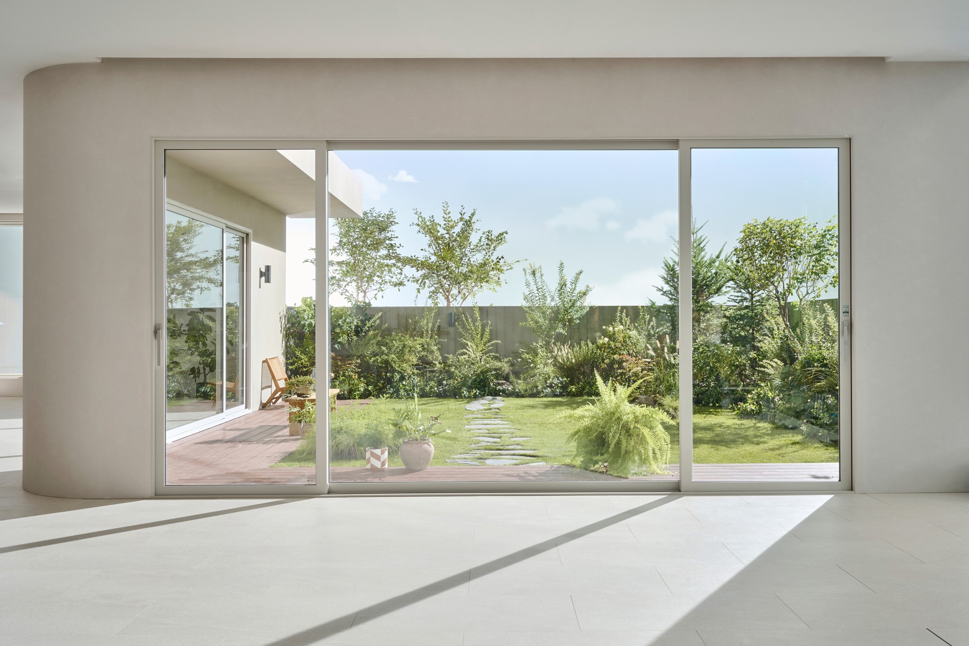 &lt;h5&gt;Solution&lt;/h5&gt;
- 2030 영타겟 인지도 증대를 위한 뉴미디어 광고 콘텐츠 강화로 타깃 저변 확대&lt;br /&gt;
- 자사 제품 시공자로 구성된 앰버서더 프로그램 운영으로 프리미엄 브랜드 신뢰 강화&lt;br /&gt;