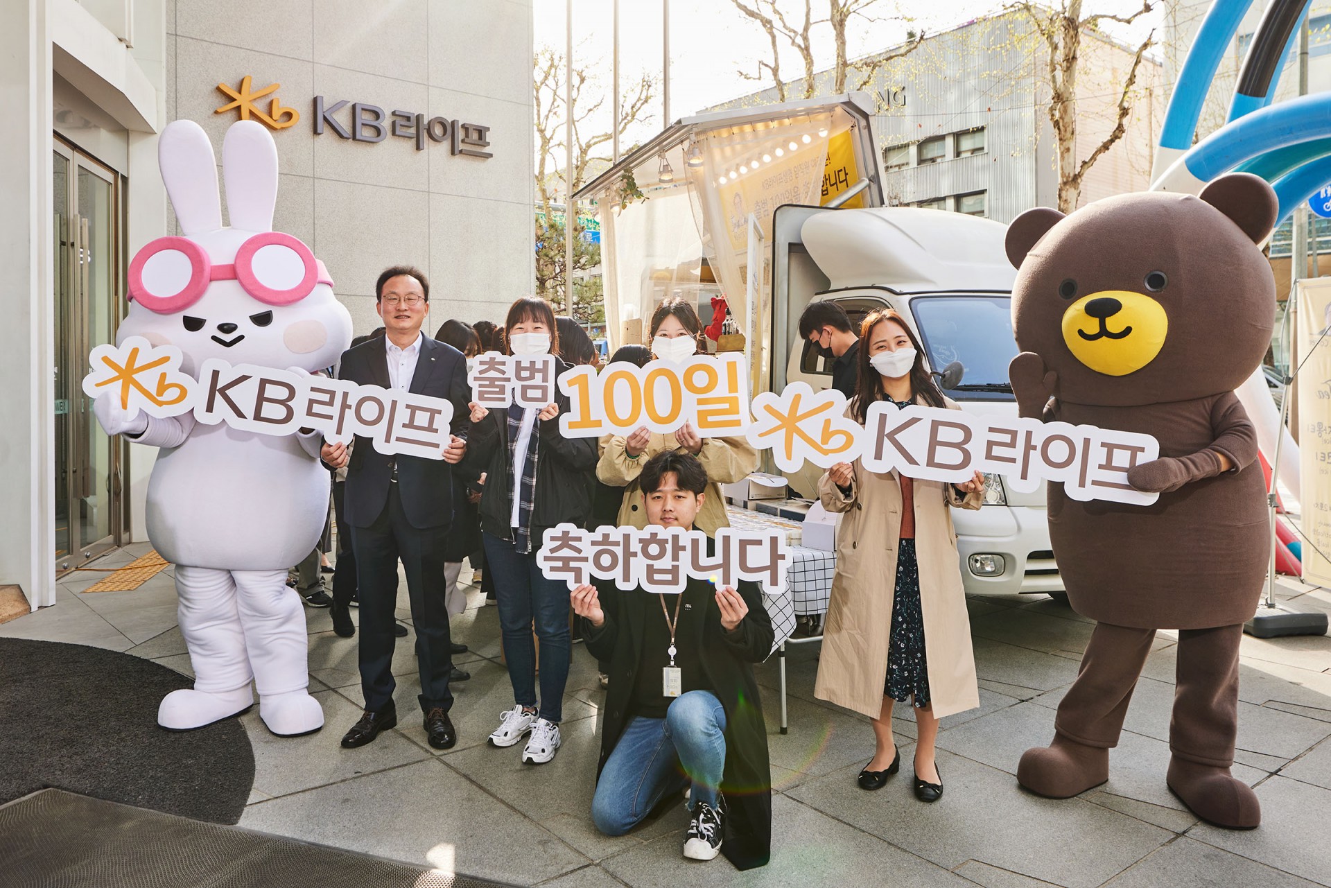 <h5>Results</h5>
- 보도자료, 기획기사, 기고문, 애드버 등 다각도 언론 노출로 자산가 시장 리드하는 프리미엄 종합 금융사 이미지 구축, 강화에 기여<br />
- 설계사(LP) 조직의 전문성과 차별성 강조한 주요 매체 기획기사, 칼럼 등으로 영업 현장에 실질적 도움되는 PR 지원<br />
- ESG, 고객중심경영, PI, 상품관련 등 기업 전반의 다양한 PR 메시지 개발해 미디어 관심도 증대 및 인지도 제고