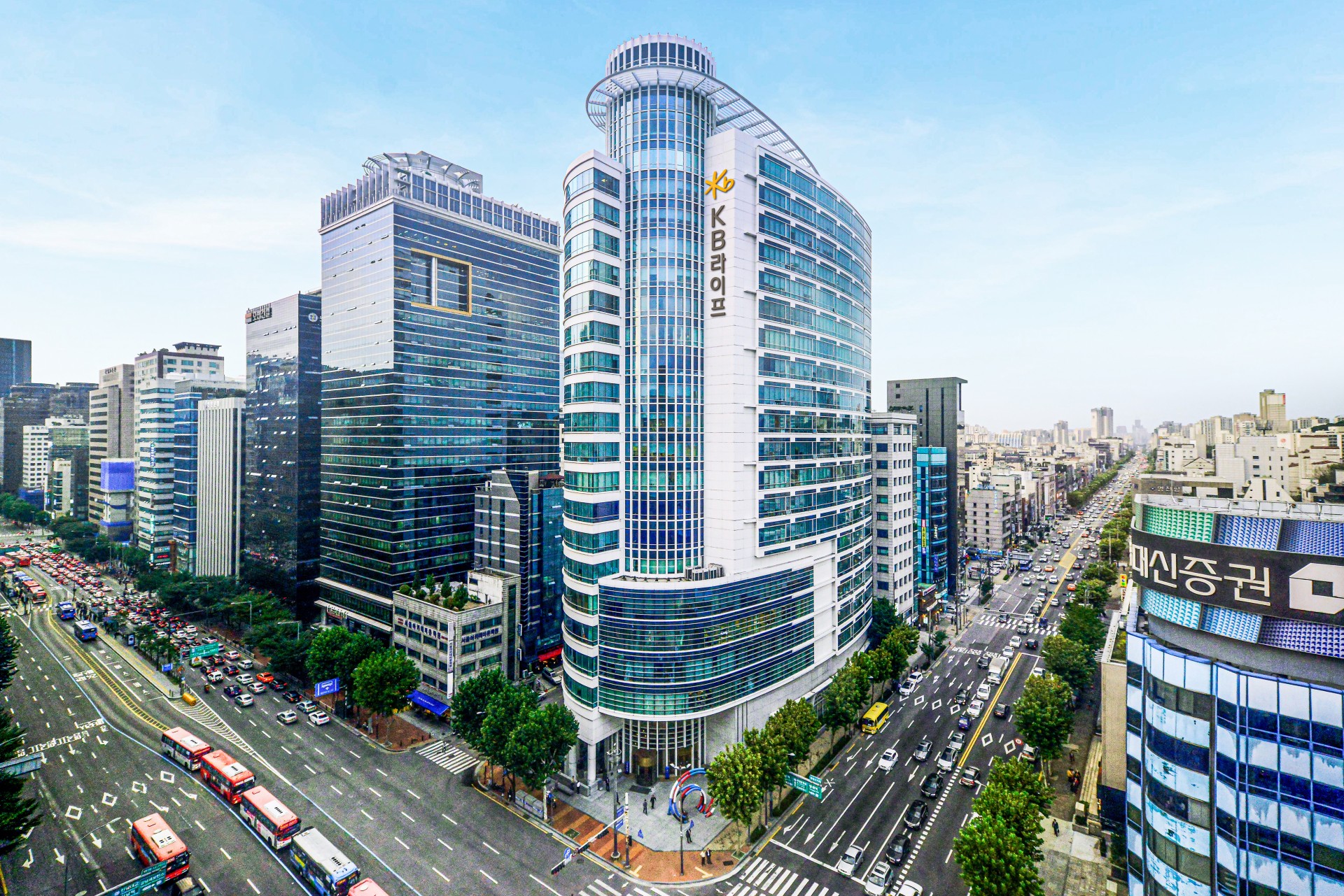 <h5>Solution</h5>
- 기업 소식 및 상품 관련 발 빠른 정보전달과 함께 프리미엄 보험/금융 시장 트렌드, 사회/경제 트렌드 활용한 기획 앵글 적극 개발<br />
- 중요 이슈 발생 시 커뮤니케이션 플랜, 홍보 방향 제안<br />
- 오보, 부정이슈 대응 골든타임 확보 위해 상시 모니터링 및 실시간 보고 체계 구축, 운영<br />
- 전통홍보 매체·디지털 매체 등 매체 특성 고려한 전방위 PR 병행<br />
- 효과적 기사 확산 및 노출도 증대 위해 포털 사이트 검색 키워드 조사, 쿼리량 분석 등 빅데이터 활용